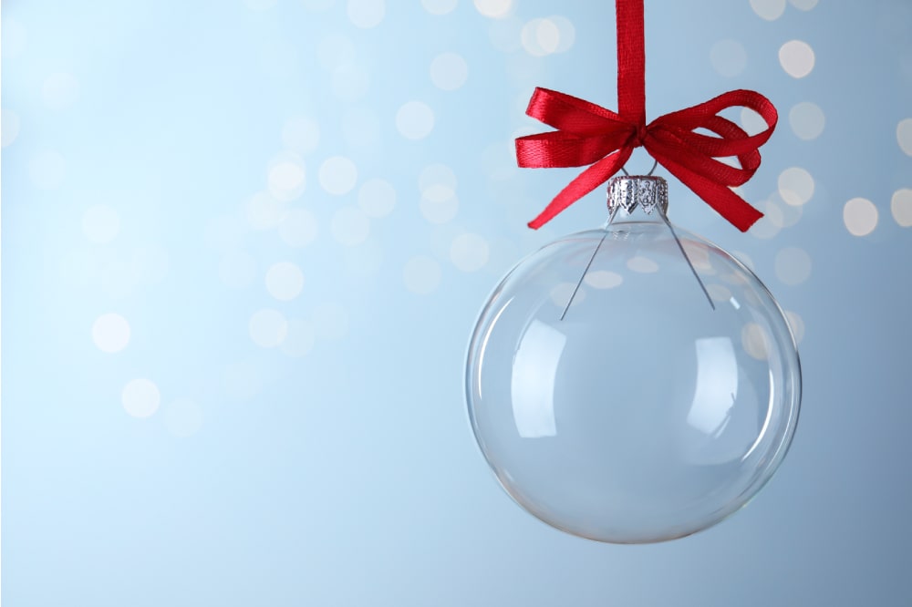 Cómo decorar bolas de Navidad transparentes por dentro